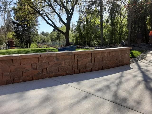 picture of a newly made beige paver retaining wall 